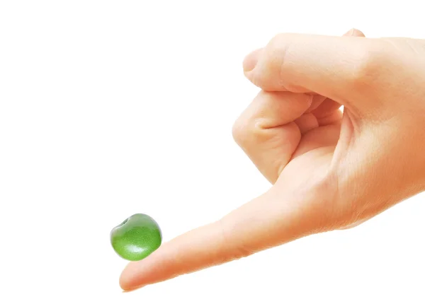 Mão feminina equilibrando uma maçã verde pequena fresca no dedo — Fotografia de Stock