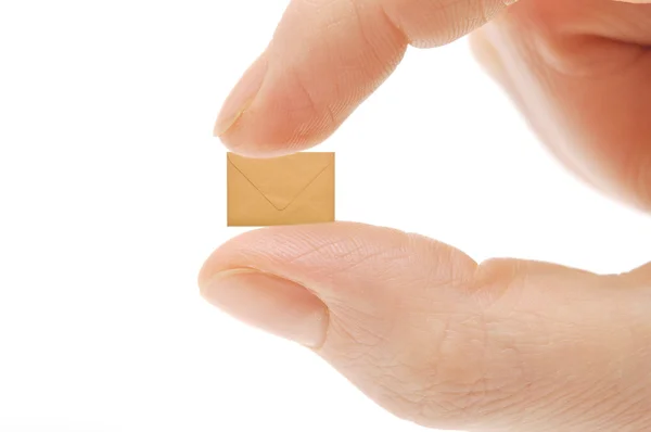 Pequeno envelope vazio no dedo da mulher — Fotografia de Stock