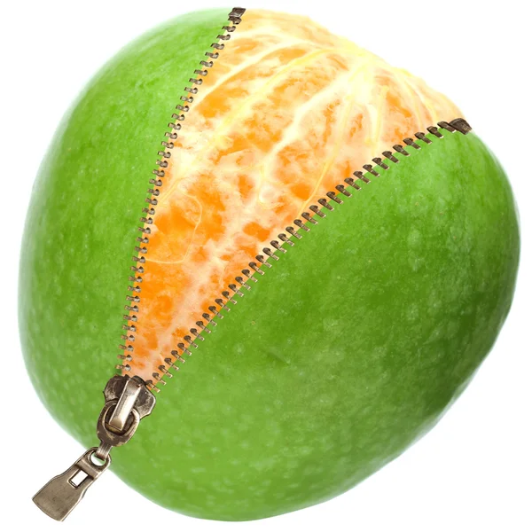 Orange inuti apple med dragkedja — Stockfoto
