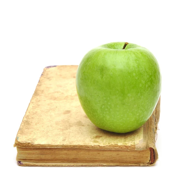 Старая книга с яблоком — стоковое фото