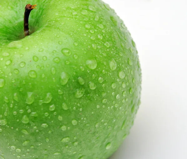 젖은 녹색 사과 근접 촬영 — 스톡 사진