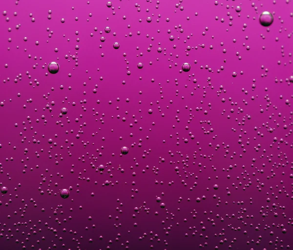 Waterdruppels op abstract rood oppervlak — Stockfoto