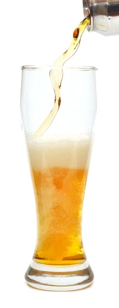 Bardağa bira dök. — Stok fotoğraf