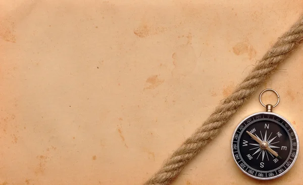 Kompas en touw op oud papier — Stockfoto