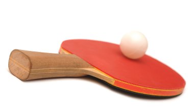 Masa tenisi raketi ve top.