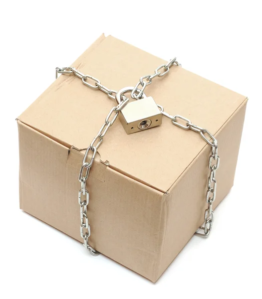 Boîte en carton fermée par une chaîne et une serrure — Photo