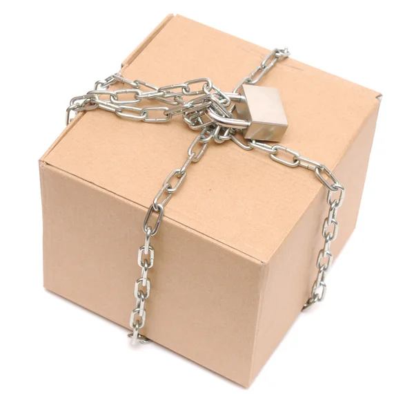Kartonnen doos met een keten en een sluis gesloten — Stockfoto