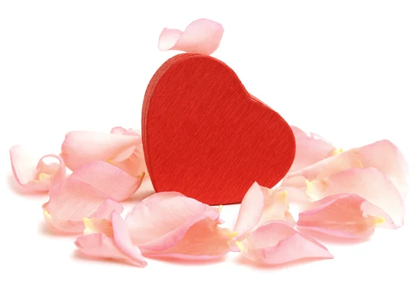 Rode hartvormige geschenkdoos met rozenblaadjes — Stockfoto