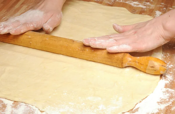 Pasta rotolante su tavolo di legno — Foto Stock