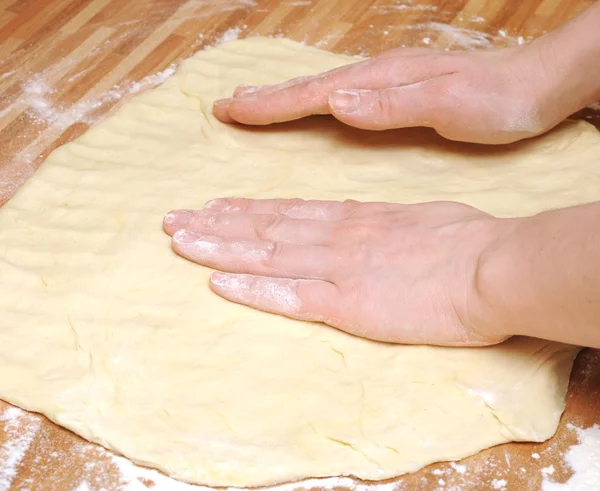 Готовить тесто для пиццы на кухне . — стоковое фото