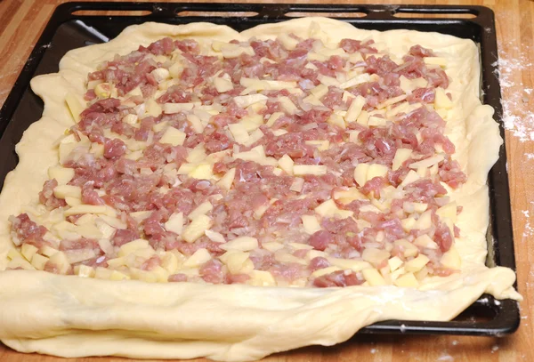 Ciasto surowe mięso jest gotowe do pieczenia w piecu kaflowym — Zdjęcie stockowe