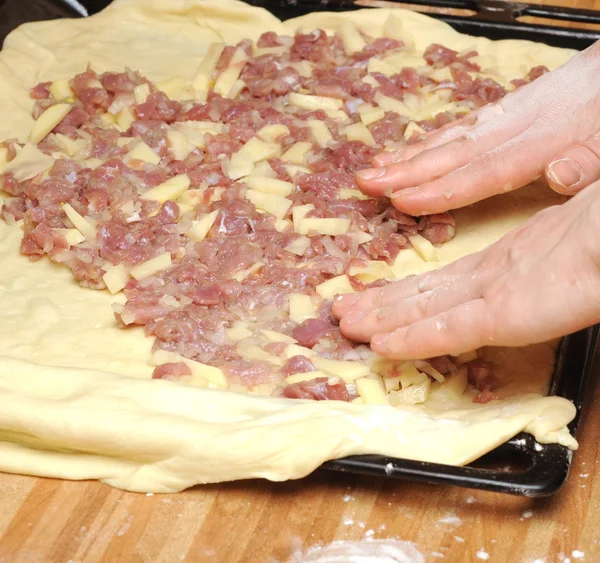 Torta de carne crua está pronta para assar no fogão do forno — Fotografia de Stock