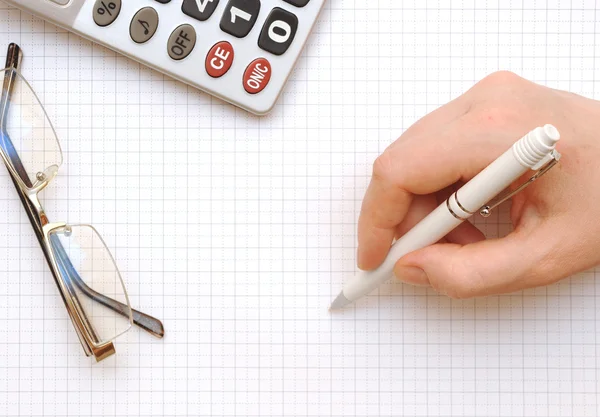 Närbild på en miniräknare, glasögon, arrangör och penna — Stockfoto