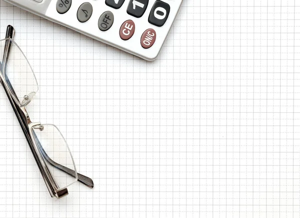 Lenzenvloeistof en rekenmachine over het werkdocument — Stockfoto