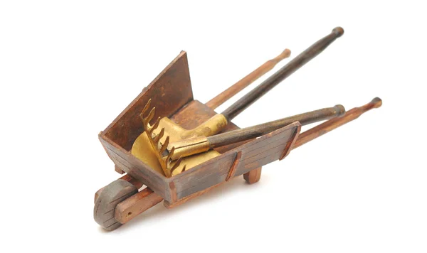 Miniaturmodell der Schubkarre mit Werkzeug für die Arbeit im Garten — Stockfoto