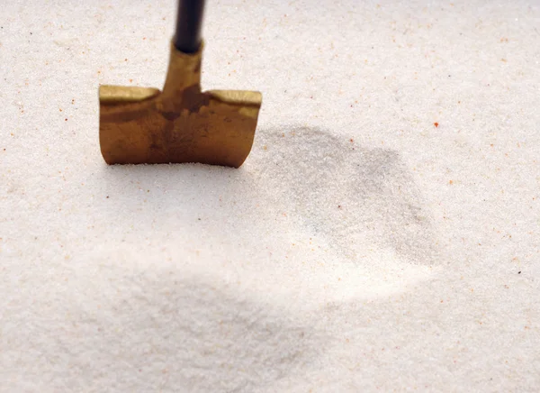 砂のシャベル — ストック写真
