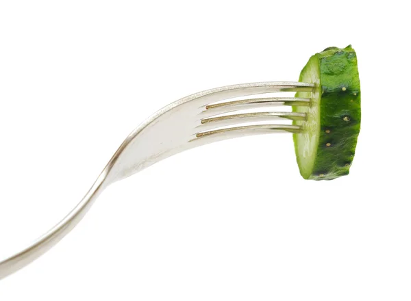 Salatalığın üzerinde çatal — Stok fotoğraf