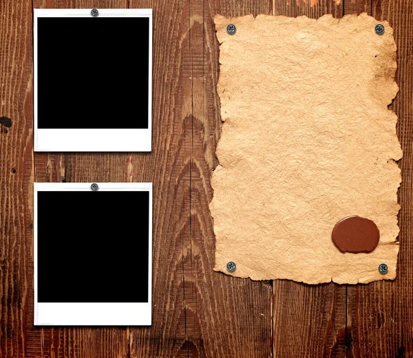 Gamla papper och ramar på en trävägg — Stockfoto