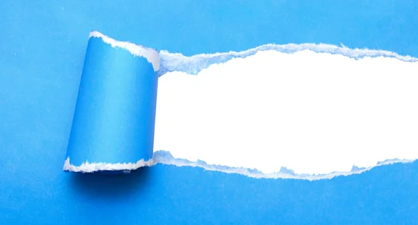 Fondo blanco visible a través del papel azul envuelto — Foto de Stock