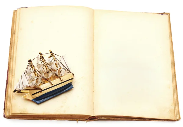 Vecchio libro e nave — Foto Stock