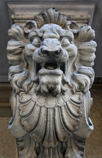 一只狮子的石头女神雕像 — 图库照片