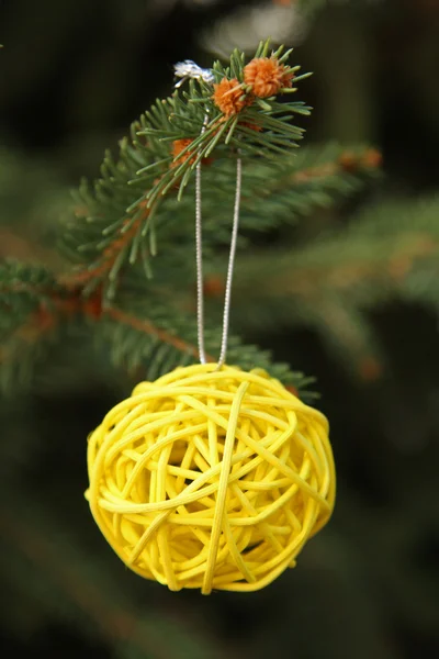 Bola amarilla decorativa en árbol de Navidad — Foto de Stock