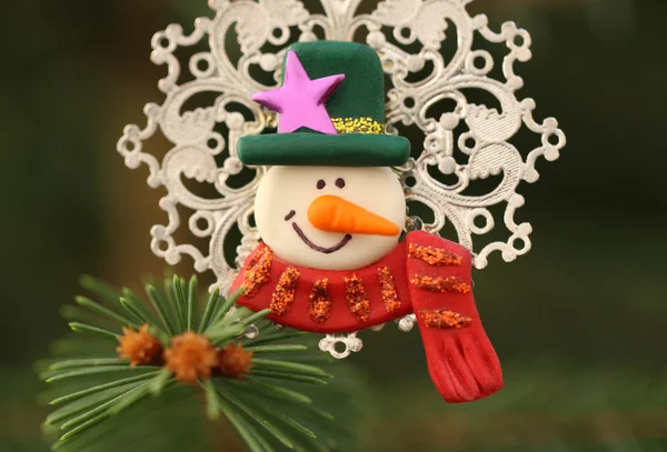 Χιονάνθρωπος και χριστουγεννιάτικο δέντρο — Φωτογραφία Αρχείου