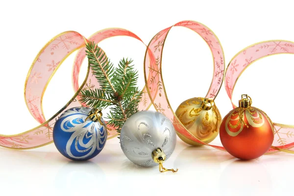 Stuha a vánoční koule — Stock fotografie