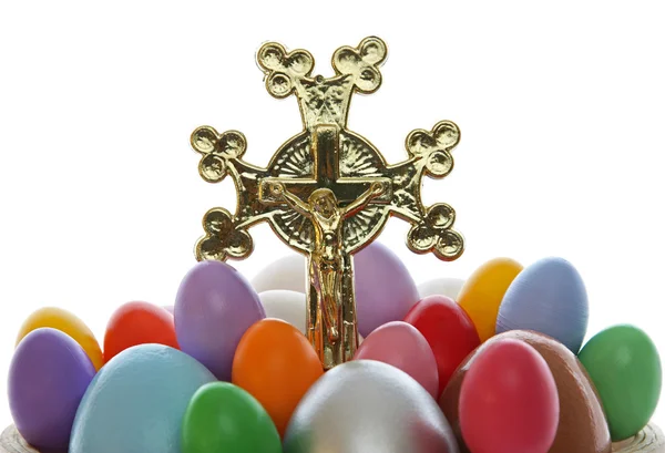 Cruz de ouro e ovos coloridos — Fotografia de Stock