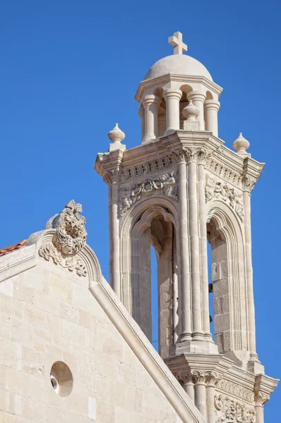 Campanario iglesia alta frente cielo azul —  Fotos de Stock