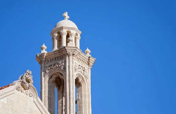 Hoge kerk klokkentoren tegenover blauwe hemel — Stockfoto
