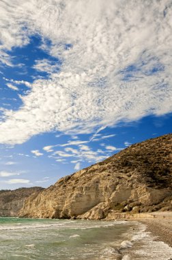 kourion sahil üzerinde bulutlu gökyüzü. Kıbrıs. Limasol