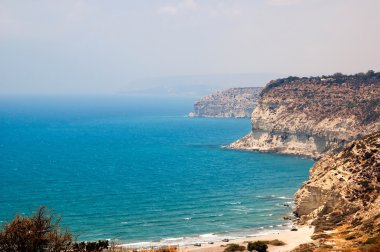 Kourion kıyısı mavi deniz ve gökyüzü bulutlu