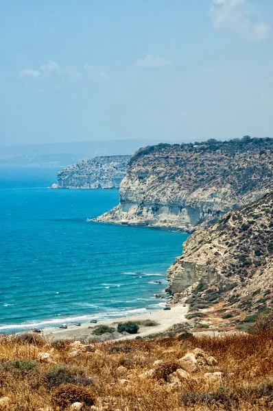 Kourion kıyısı mavi deniz ve gökyüzü bulutlu. — Stok fotoğraf