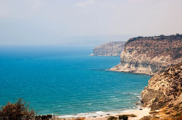 Kourion 海岸与蓝色的大海和天空与云彩 — 图库照片