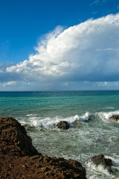 Пушистые Облака Над Голубым Средиземным Морем — стоковое фото