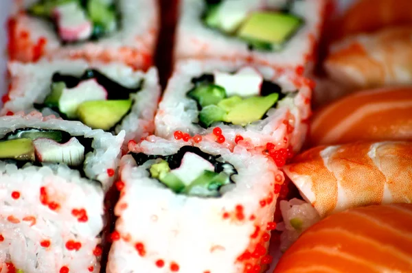 California maki y sushi de cerca — Foto de Stock