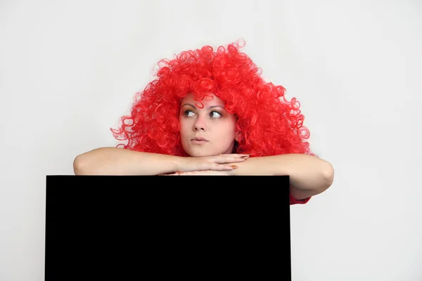 Mädchen mit roter Perücke. — Stockfoto