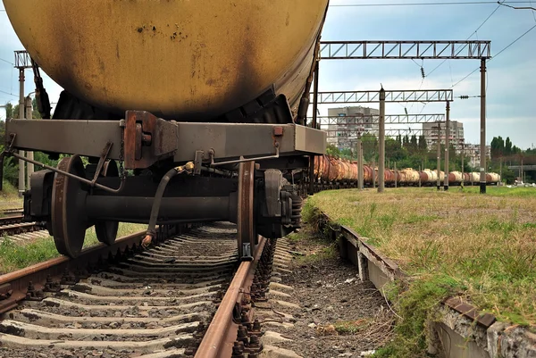 Trenul transportă rezervoare vechi — Fotografie, imagine de stoc