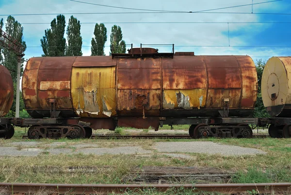 Train transports old tanks — Stock Photo, Image