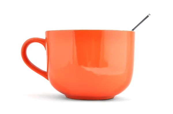 橙色的空杯子和勺子在白色背景上 — 图库照片