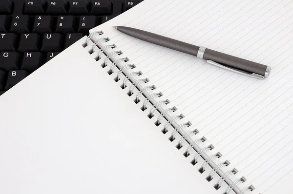 Dagboek en toetsenbord — Stockfoto