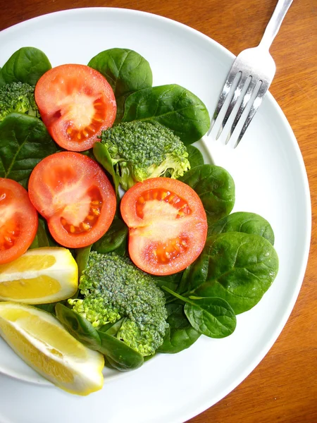 Salát s brokolicí, špenát a rajčata — Stock fotografie