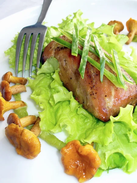 Grilované maso s houbami a salát — Stock fotografie