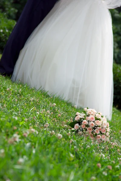 Bridal bouquet lies on the grass — Stock Photo, Image