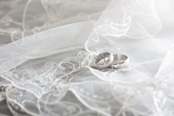 Anel de ouro branco estão no véu da noiva — Fotografia de Stock