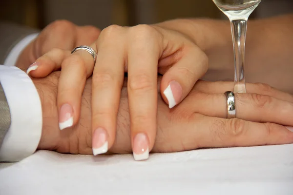Bruid bruidegom hand in hand — Stockfoto