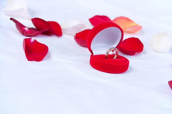 Wedding rings in the red box — Stock Photo, Image