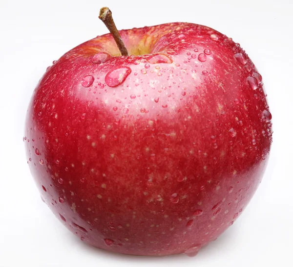 Очищене червоне яблуко з краплями води на ньому . — стокове фото