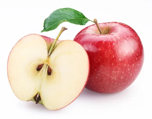 Kırmızı elma ve yarım kırmızı elma. — Stok fotoğraf